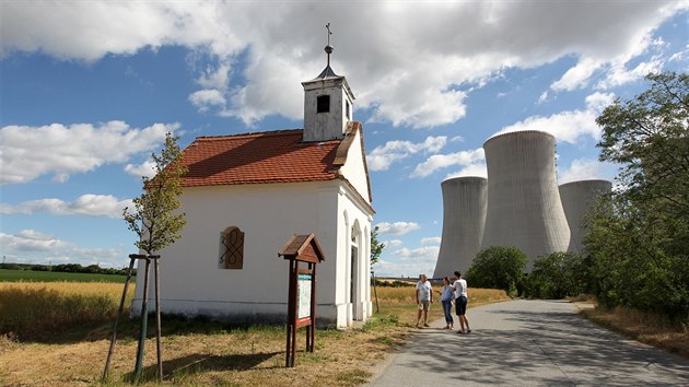 Ti zanikl vsi nemvaly velik kostely, jen mal kaple, je patily pod rouchovanskou farnost. Kapliky dodnes stoj u elektrrny.