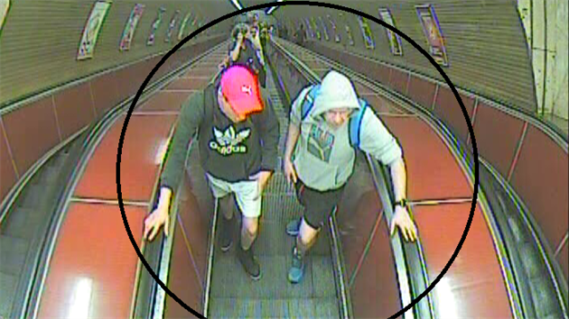 Policist ptraj po dvou mladcch, kte napadli mue v metru, a svdkovi udlosti, kter je doprovzel (22.6.2017).