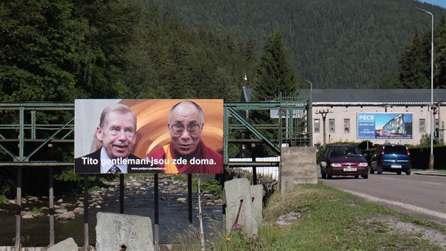 Billboard s fotografií Václava Havla a jeho Svátosti dalajlamou  v Horním...