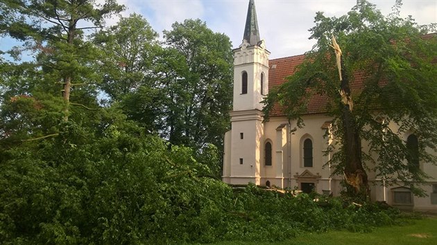 Lpu u kostela Nejsvtj Trojice v Rokycanech poniila tvrten bouka provzen silnm vtrem. (22. ervna 2017)