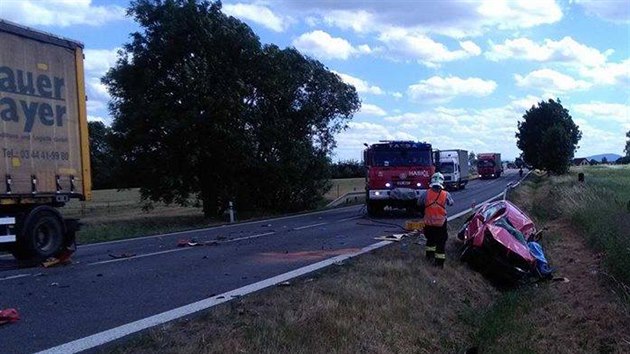 idika osobnho vozu u Horn Lukavice vyjela do protismru, kde se stetla s nkladn soupravou. ena na mst podlehla vnm zrannm. (26. ervna 2017)