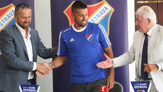 Pestup Milana Baroe je zpeetn. Vlevo majitel ostravskho klubu Vclav Brabec, vpravo agent Pavel Paska.