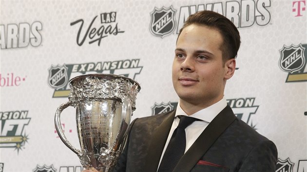 Auston Matthews z Toronta s Calder Memorial Trophy pro nejlepho novka NHL.