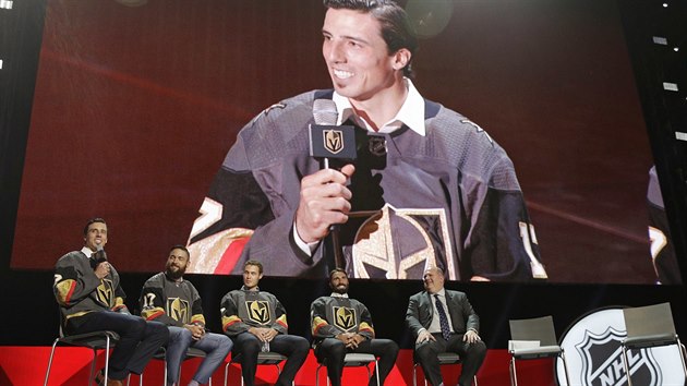 V dresu Vegas Golden Knights si po draftu zapzovali (zleva) Marc-Andre Fleury, Deryk Engelland, Brayden McNabb a Jason Garrison.