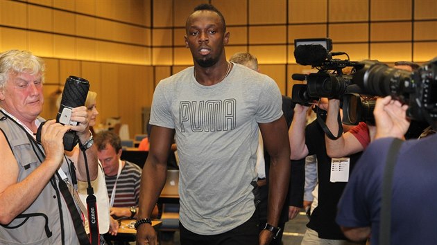 Usain Bolt pichz na tiskovou konferenci ped Zlatou tretrou.