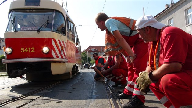 Z dvodu extrmnch teplot se v prask Libni nadzvedla ze labu kolejnice  (20.6.2017)