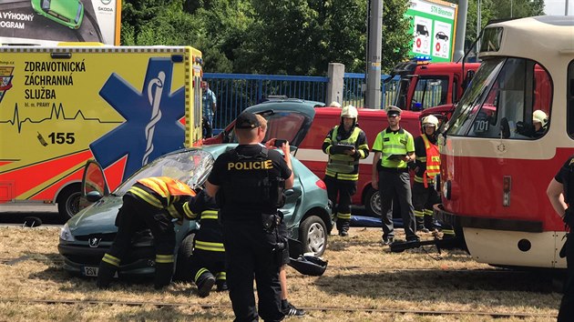 V ulici Na Petinch v Praze 6 se srazila tramvaj s autem (23.6.2017)