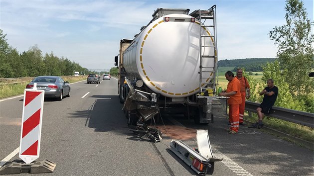 Na 55. kilometru dlnice D10 u Mlad Boleslavi se srazilo osobn auto s cisternou pevejc chemiklii (28.6.2017)