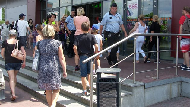 Policie kvli podezelmu pedmtu evakuovala nkupn centrum ve Zln, jednalo se o podomcku vyrobenou fotopast (24. ervna 2017).