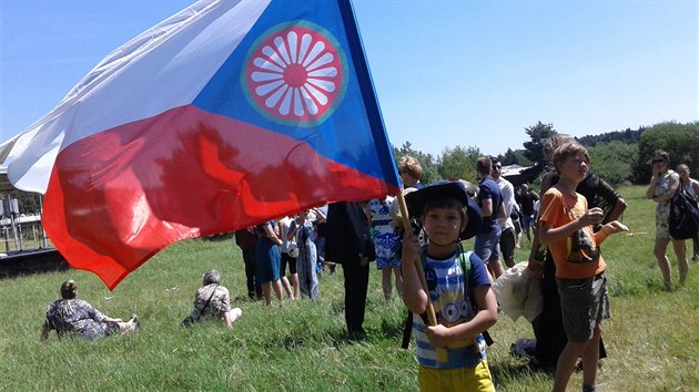 U pamtnku obt romskho holocaustu v Letech u Psku se v sobotu seli aktivist z nkolika zem, kte poaduj odstrann vepna z pietnho msta (24. ervna 2017).