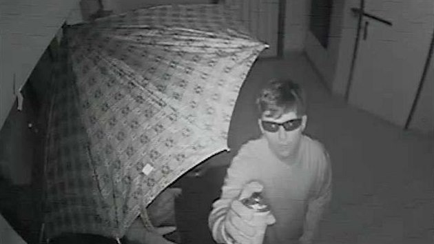 Zbr z bezpenostn kamery zachycujc dvojici zlodj, kter z jednoho z olomouckch dom ukradla kolo. Ped zaslepenm kamer sprejem se maskovali brlemi a detnkem.