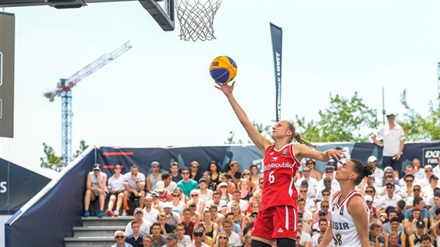 esk basketbalistka Kristna Minaroviov (vlevo) zakonuje ve tvrtfinle MS 3x3 na rusk ko.