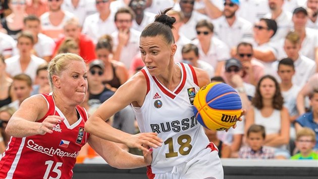 esk basketbalistka Michaela Uhrov (vlevo) brn ve tvrtfinle MS 3x3 Annu Lekovcevovou z Ruska.