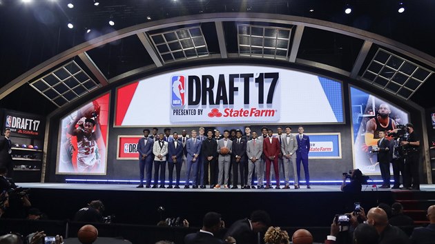 Nejvt talenti z draftu NBA 2017 na spolenm fotu.