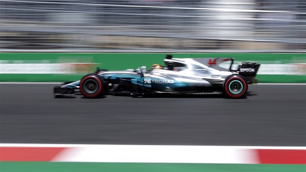 Lewis Hamilton pi kvalifikaci na Velkou cenu zerbjdnu