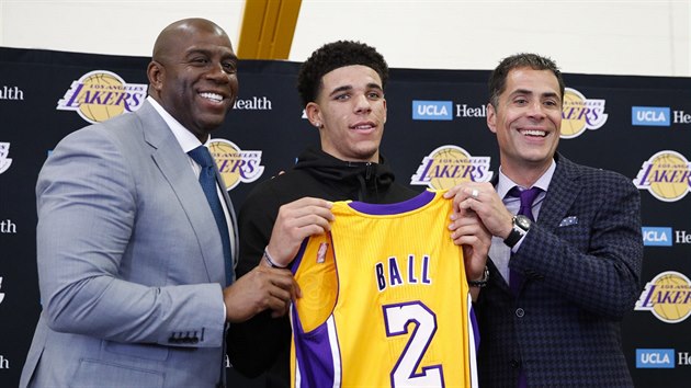 LA Lakers mohou pedstavit Lonza Balla jako svou novou posilu. Vlevo klubov prezident Magic Johnson, vpravo generln manaer Rob Pelinka.