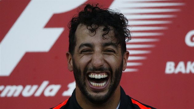 Daniel Ricciardo z Red Bullu se v Baku raduje z triumfu v zvod formule 1.