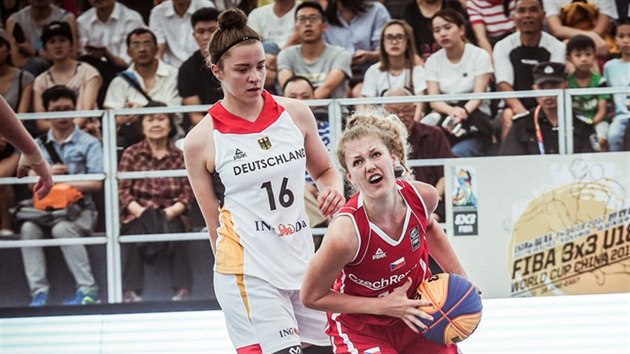 esk juniorsk basketbalistka Anna Roseck (v ervenm) unik Helen Eckerleov z Nmecka v zpase na MS 3x3 do 18 let.