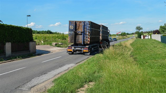 Auta objd kolony po silnici III. tdy pes Skalici a Skaliku. zkou cestu vol i kamiony (20.6.2017).