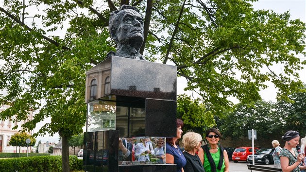 U pleitosti 60. vro mrt Frantika Kupky odhalili v Opon pomnk s jeho bustou (24.6.2017).