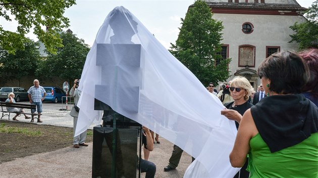 U pleitosti 60. vro mrt Frantika Kupky odhalili v Opon pomnk s jeho bustou (24.6.2017).