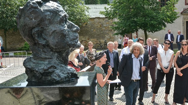 Výtvarník a sochař Marián Karel (uprostřed) při odhalení pomníku s bustou Františka Kupky v Opočně (24.6.2017).