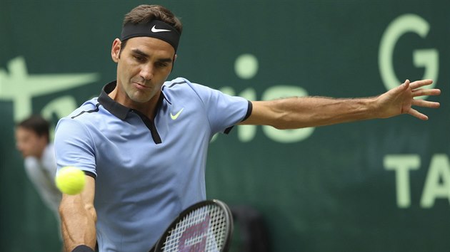 Roger Federer returnuje ve finle turnaje v Halle.