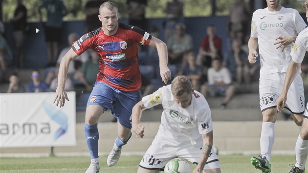 Plzesk tonk Michael Krmenk (vlevo) v ptelskm utkn proti st nad Labem.