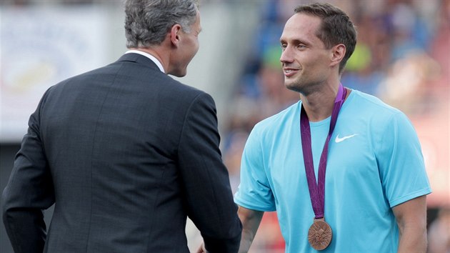 Otpa Vtzslav Vesel dostv na Zlat trete bronzovou olympijskou medaili z Londna, blahopeje mu pedseda eskho olympijskho vboru Ji Kejval.