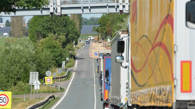 U Trotiny se opravuje 400 metr vozovky, idii stoj asto v kolonch ped semafory (20.6.2017).
