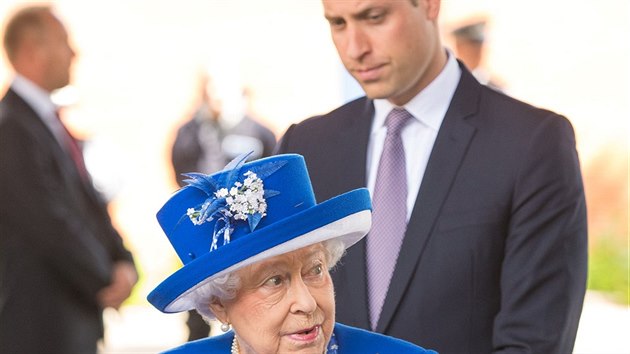 Britsk krlovna Albta II. a princ William navtvili lidi po poru v Grenfell Tower (Londn, 16. ervna 2017).