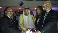 Zprava: Americký prezident Donald Trump, saúdský král Salmán bin Abd al-Azíz a... Zprava: Americký prezident Donald Trump, saúdský král Salmán bin Abd al-Azíz a...