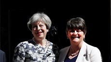 Britská premiérka Theresa Mayová a pedsedkyn DUP Arlene Fosterová (vpravo)...
