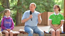 Ruský prezident Vladimir Putin na návtv dtského tábora Artk na Krymu (24....