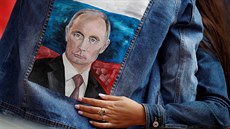Portrét ruského prezidenta Vladimira Putina na bund ruského fanouka na zápase...