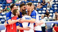 Čeští volejbalisté do 21 let slaví úspěšné zakončení. Čeští volejbalisté do 21 let slaví úspěšné zakončení.
