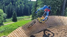 Na nové downhillové a trailové tratě s překážkami se mohou těšit cyklisté ve... Na nové downhillové a trailové tratě s překážkami se mohou těšit cyklisté ve...