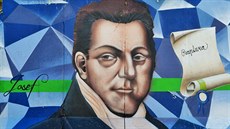 Zeď v areálu české likérky Jan Becher zdobí portréty členů slavné rodiny. Zeď v areálu české likérky Jan Becher zdobí portréty členů slavné rodiny.