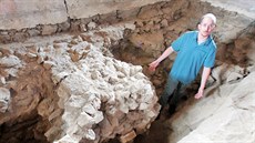 Filip Prekop, vedoucí archeologického výzkumu, v kapli bečovského hradu. Filip Prekop, vedoucí archeologického výzkumu, v kapli bečovského hradu.