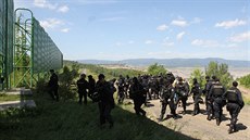 Zasahující policisté pi vniku aktivist do dolu Bílina na Mostecku (24.6.2017)