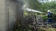 Na letišti v Hodkovicích nad Mohelkou na Liberecku havarovalo malé historické... Na letišti v Hodkovicích nad Mohelkou na Liberecku havarovalo malé historické...