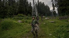 Vojáci odcházejí ze záchranné akce v indickém Kašmíru, kde strom spadl na... Vojáci odcházejí ze záchranné akce v indickém Kašmíru, kde strom spadl na...