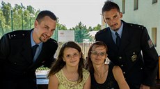 Policisté Jan Kohoutek a Václav Serdel (zleva) s dvanáctiletou Terezkou a její... Policisté Jan Kohoutek a Václav Serdel (zleva) s dvanáctiletou Terezkou a její...