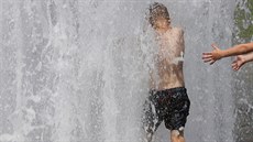 V Nmecku se lidé snaí ochladit i ve fontánách (21. ervna 2017)