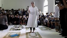 Seyran Atesová v berlínské mešitě, kterou sama založila v prostorách místního... Seyran Atesová v berlínské mešitě, kterou sama založila v prostorách místního...