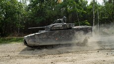 Obrnnec CV90 s osádkovou ví bhem armádních test na Libavé