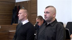 Obalovaní policisté Jan Tichý (vpravo) a Luká Oubrecht u Mstského soudu v...