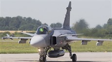 Gripeny a další vojenské letouny dorazily do Pardubic. Svoji záložní základnu... Gripeny a další vojenské letouny dorazily do Pardubic. Svoji záložní základnu...
