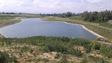 Jezero na haldě v ostravské části Hrabůvka láká ke koupání. Je však velmi... Jezero na haldě v ostravské části Hrabůvka láká ke koupání. Je však velmi...