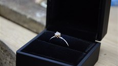 Zásnubní prsten Navi s briliantem patí mezi nejoblíbenjí.